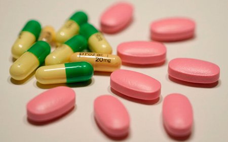 Таблетки лежат на столе